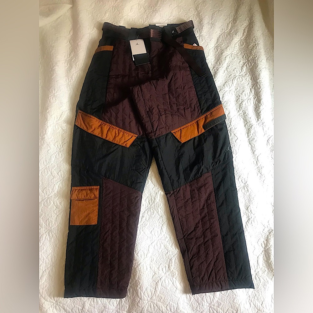 NWT! Nike Jordan women’s loose fit puffer pants medium